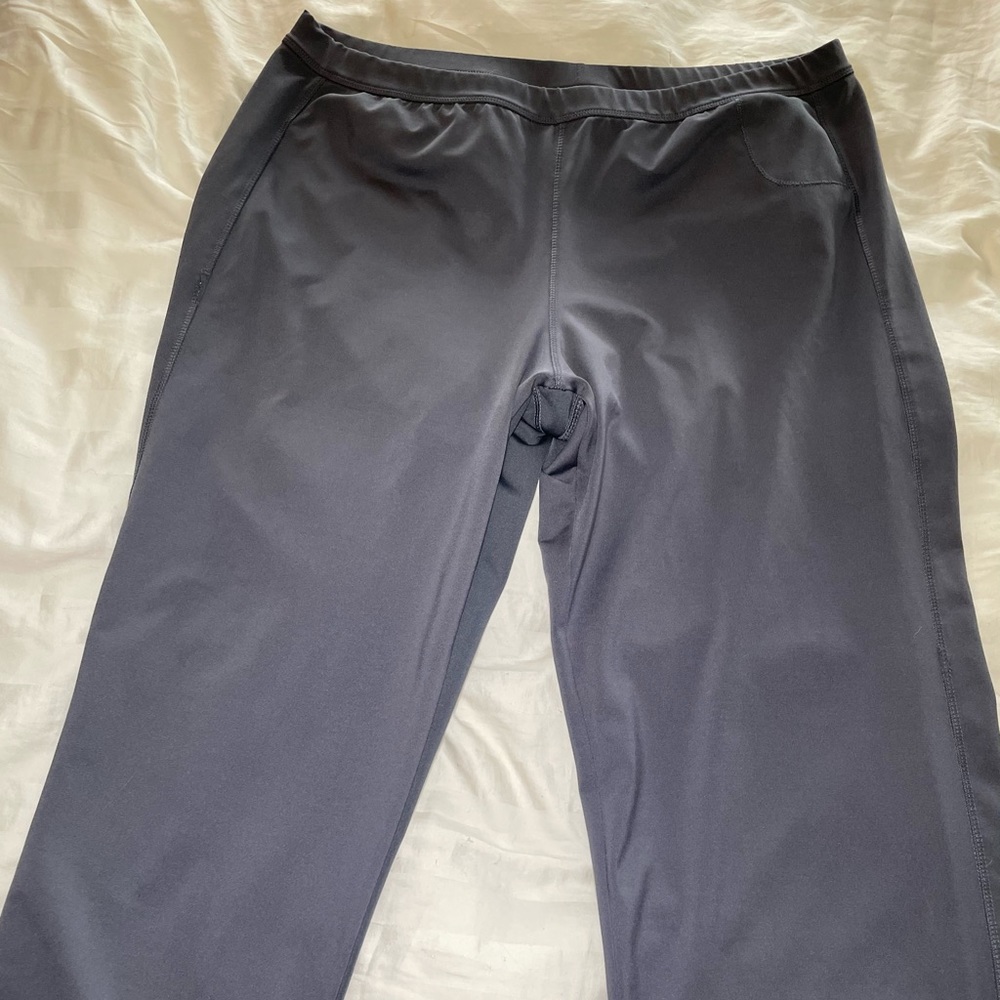 Danskin Women’s 3/4 Loose Fit Leggings.